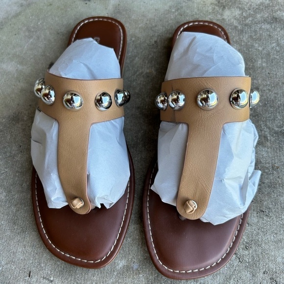 Cushionaire slip on tan women’s Cindy Stud Sandal w/comfort foam sole Sz-8.5. D - Picture 3 of 7